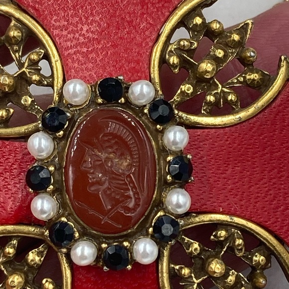Signed ART ( Art-Mode) Maltese Cross Cameo Heraldic Cameo Necklace - Picture 3 of 4
